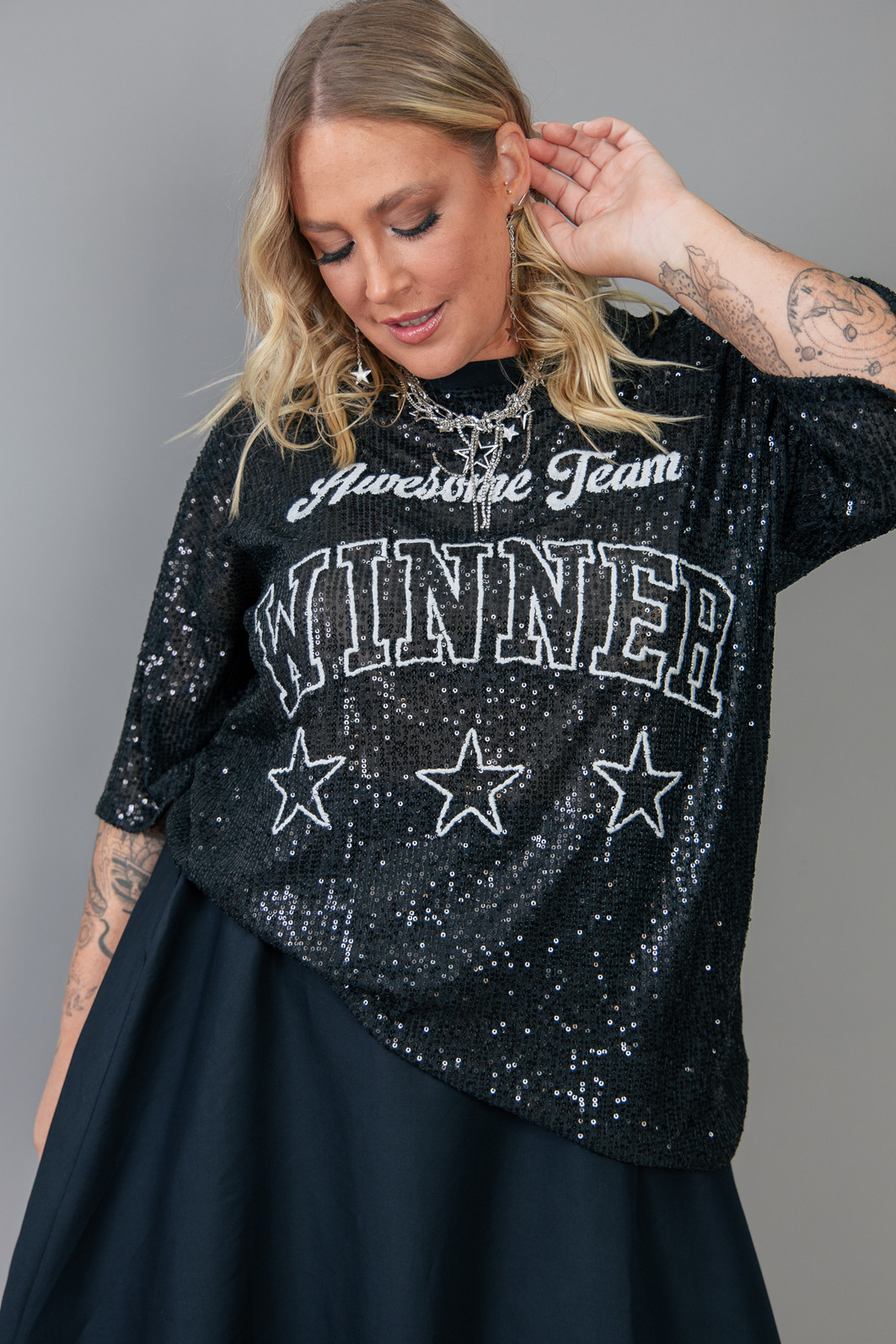 CAMISETA T-SHIRT OVERSIZED DE PAETÊ PRETO WINNER CAMISETA T-SHIRT OVERSIZED DE PAETÊ PRETO WINNER