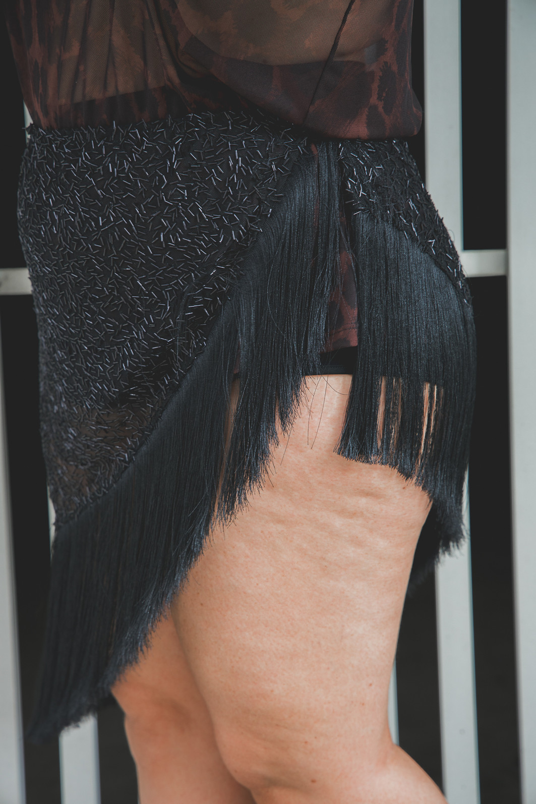 SAIA LENÇO DE CREPE BORDADO COM CANUTILHOS E FRANJAS PRETO SAIA LENÇO DE CREPE BORDADO COM CANUTILHOS E FRANJAS PRETO