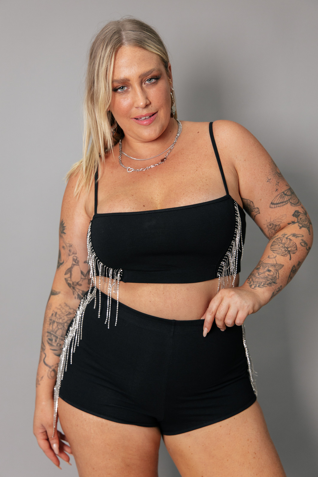 MINI SHORT HOT PANT PRETO COM FRANJAS DE METAL