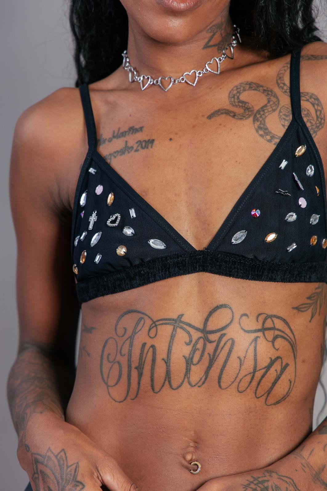 TOP DE TULE PRETO COM APLIQUES E PINGENTES TOP DE TULE PRETO COM APLIQUES E PINGENTES