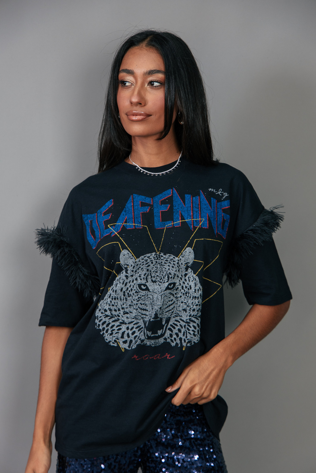 T-SHIRT PRETA COM PLUMAS DEAFENING T-SHIRT PRETA COM PLUMAS DEAFENING