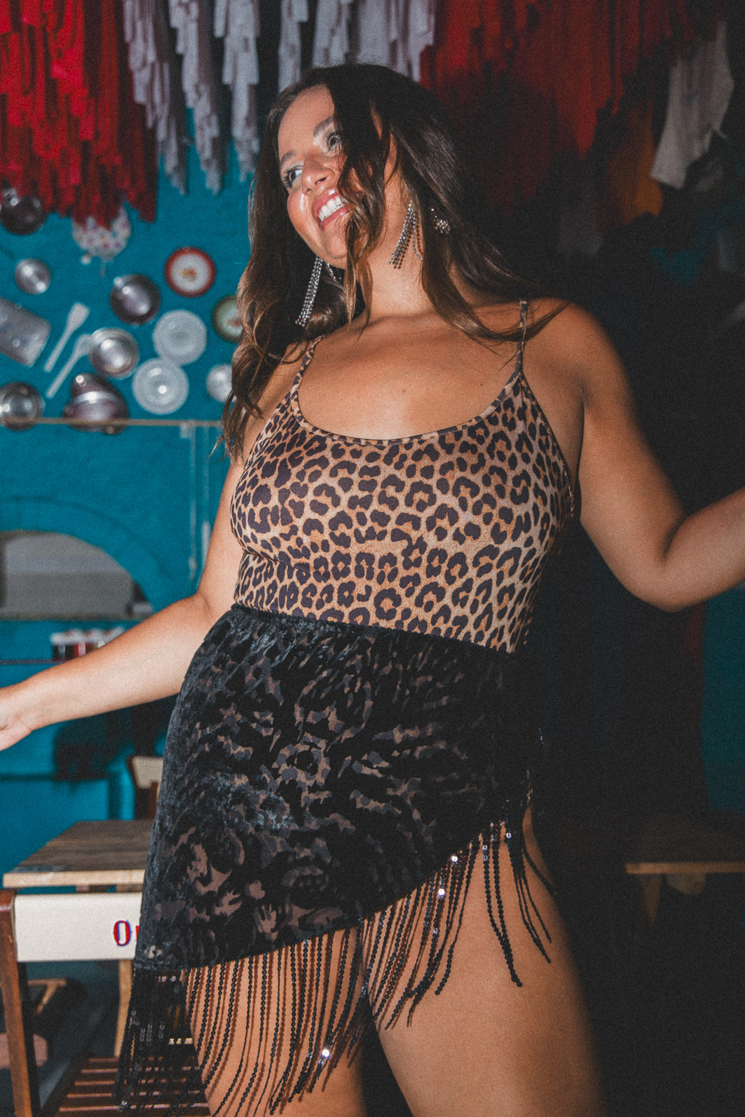 SAIA LENÇO DE TULE TRANSPARENTE COM FRANJAS DE PAETÊ SAIA LENÇO DE TULE TRANSPARENTE COM FRANJAS DE PAETÊ