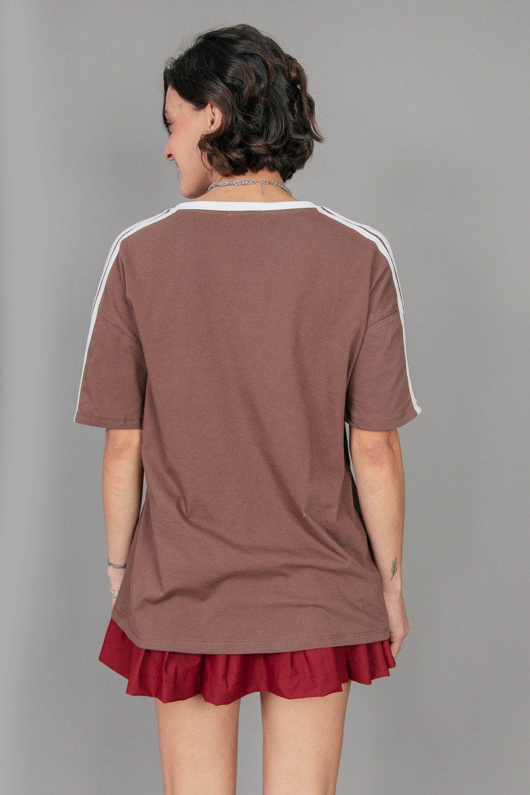 CAMISETA DECOTE V VINTAGE MARROM CHEERLEADER CAMISETA DECOTE V VINTAGE MARROM CHEERLEADER