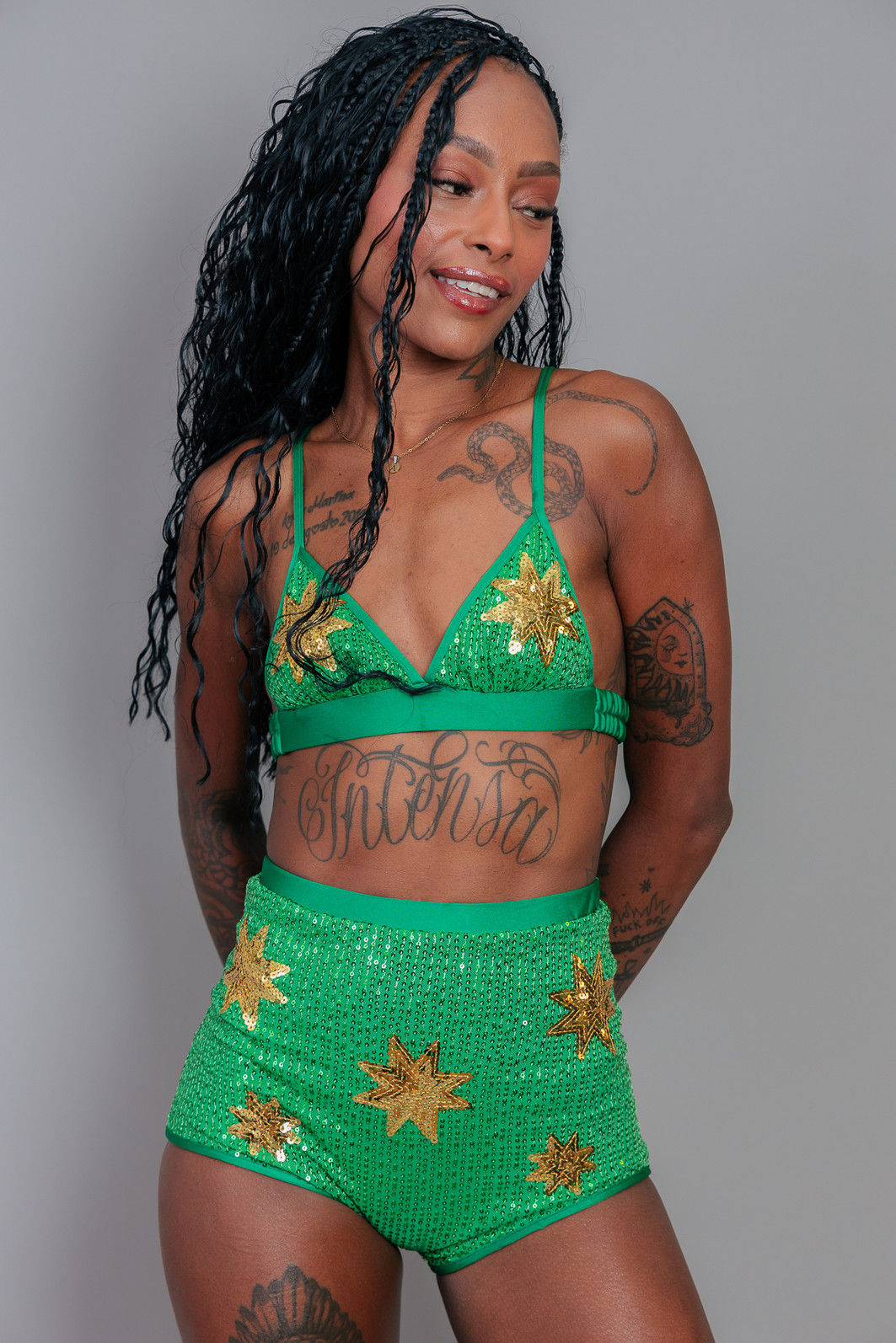 SHORT HOT PANT PAETÊ VERDE COM BORDADO DE ESTRELAS DOURADAS