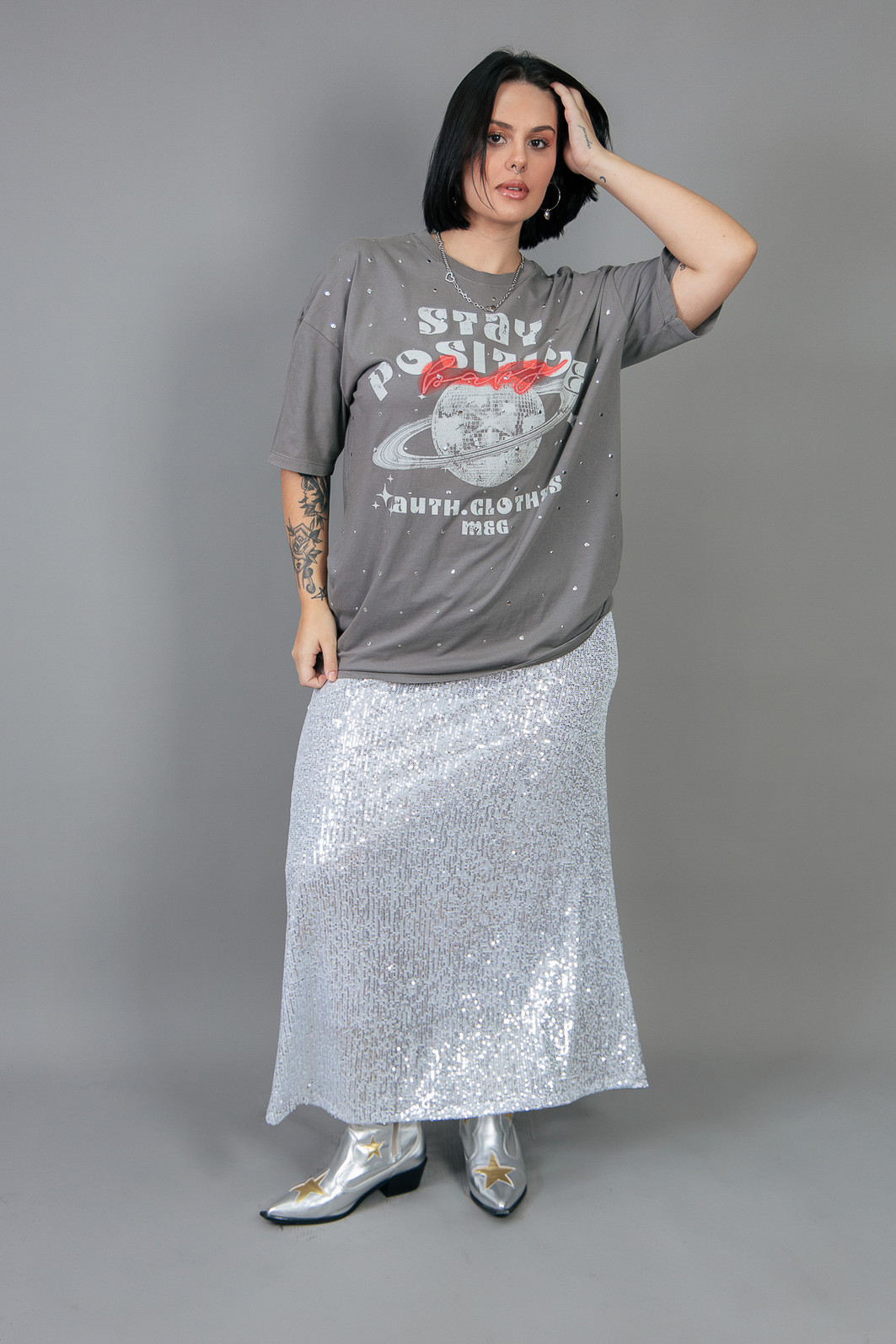 T-SHIRT VINTAGE CINZA COM APLIQUE DE TACHAS