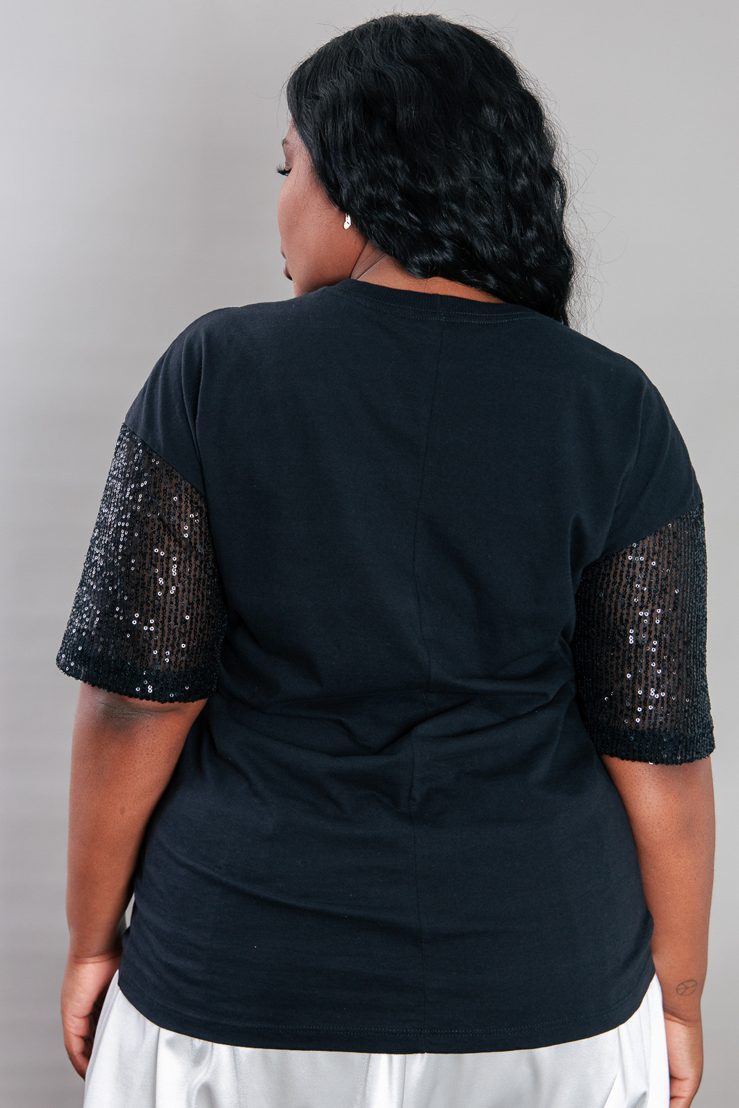 CAMISETA T-SHIRT VINTAGE PRETA COM MANGAS PAETÊS BEST CAMISETA T-SHIRT VINTAGE PRETA COM MANGAS PAETÊS BEST