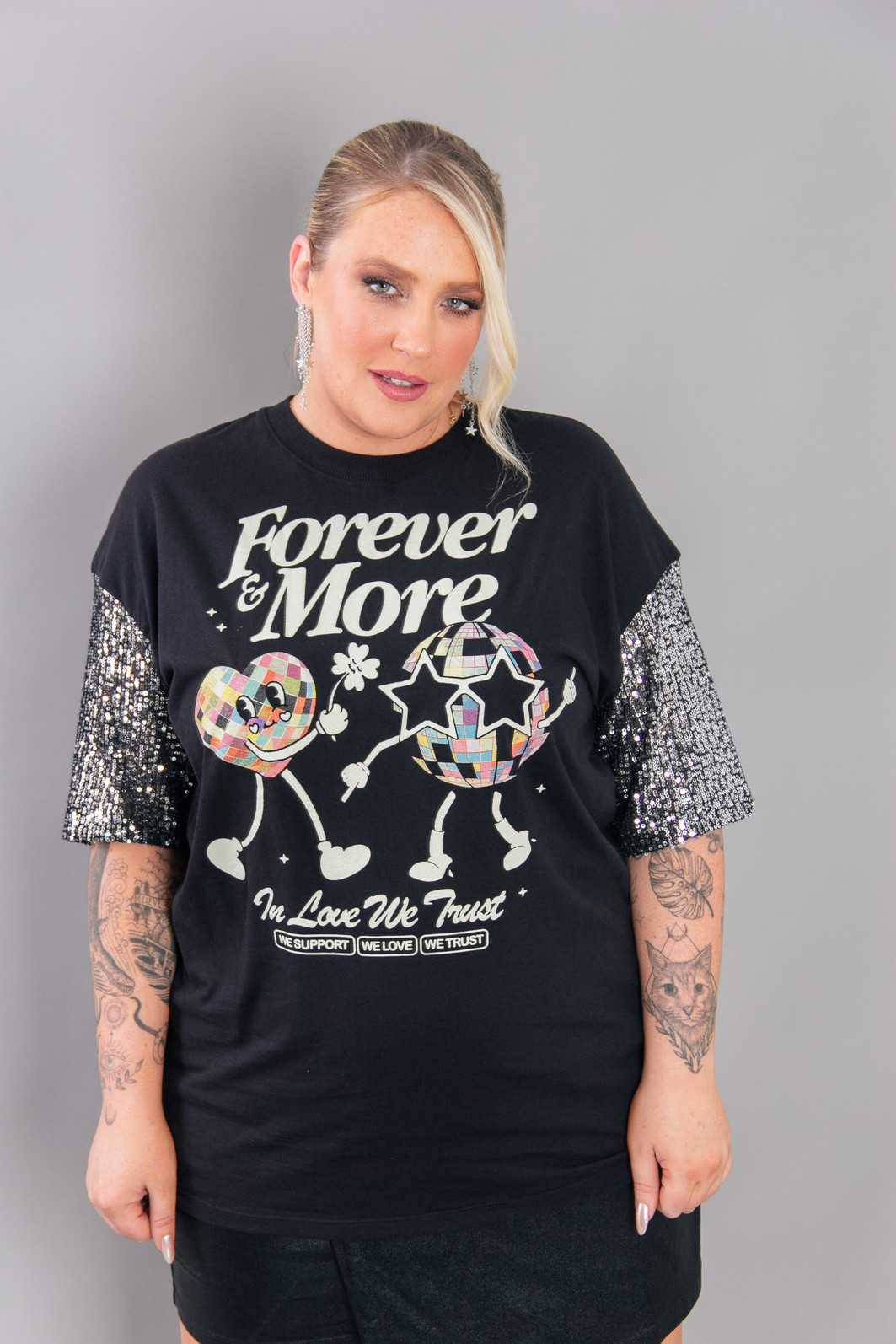CAMISETA T-SHIRT VINTAGE PRETA FOREVER MANGA PAETÊ PRATA CAMISETA T-SHIRT VINTAGE PRETA FOREVER MANGA PAETÊ PRATA