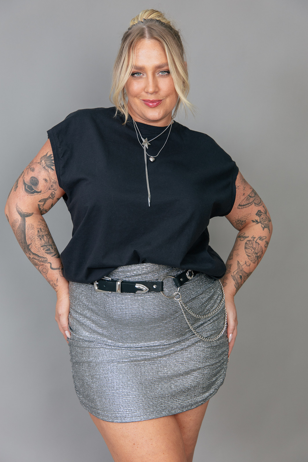 SAIA TECIDO METALIZADO PRATA COM FRANZIDO NAS LATERAIS SAIA TECIDO METALIZADO PRATA COM FRANZIDO NAS LATERAIS