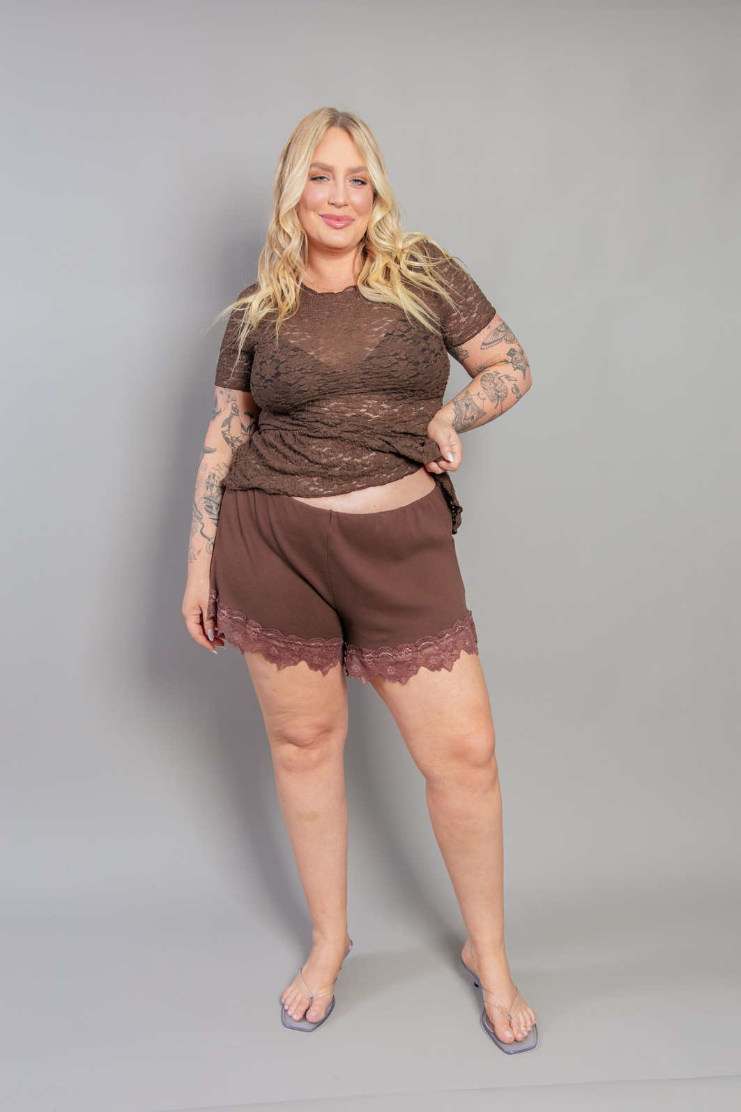 SHORT DE MALHA TINGIDO COM RENDA MARROM SHORT DE MALHA TINGIDO COM RENDA MARROM