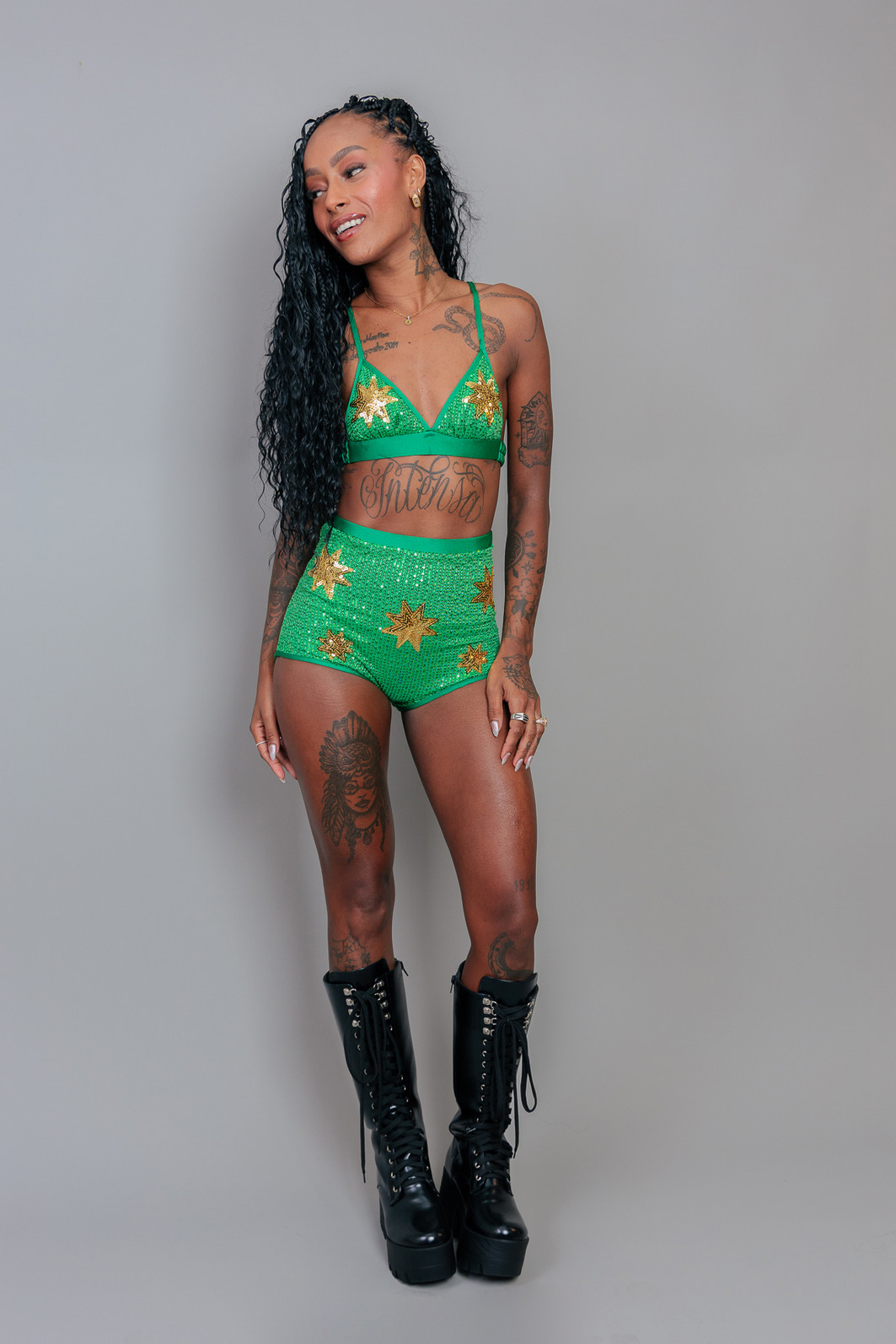 SHORT HOT PANT PAETÊ VERDE COM BORDADO DE ESTRELAS DOURADAS