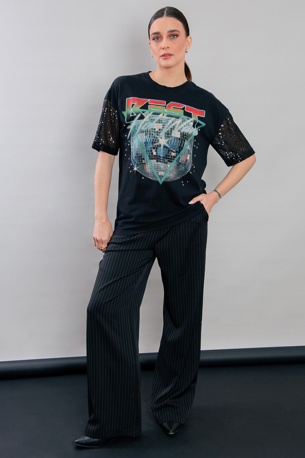 CAMISETA T-SHIRT VINTAGE PRETA COM MANGAS PAETÊS BEST CAMISETA T-SHIRT VINTAGE PRETA COM MANGAS PAETÊS BEST