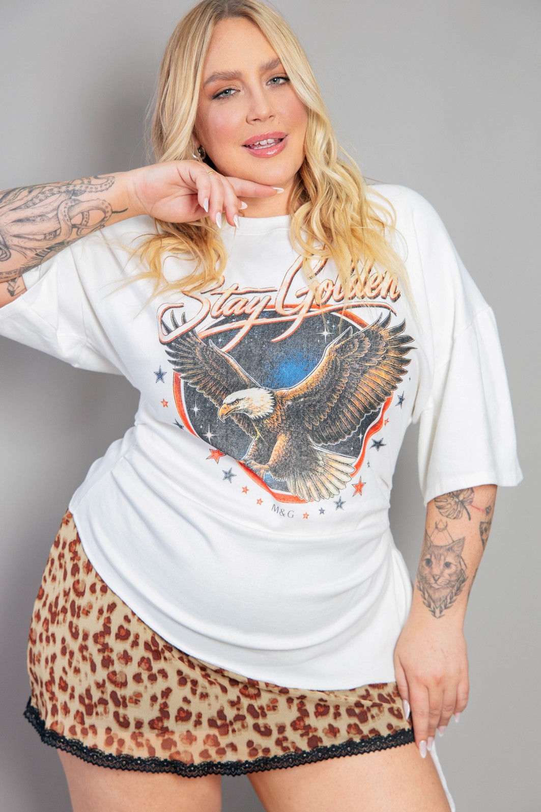 CAMISETA T-SHIRT ASSIMÉTRICA OFF WHITE STAY GOLDEN CAMISETA T-SHIRT ASSIMÉTRICA OFF WHITE STAY GOLDEN