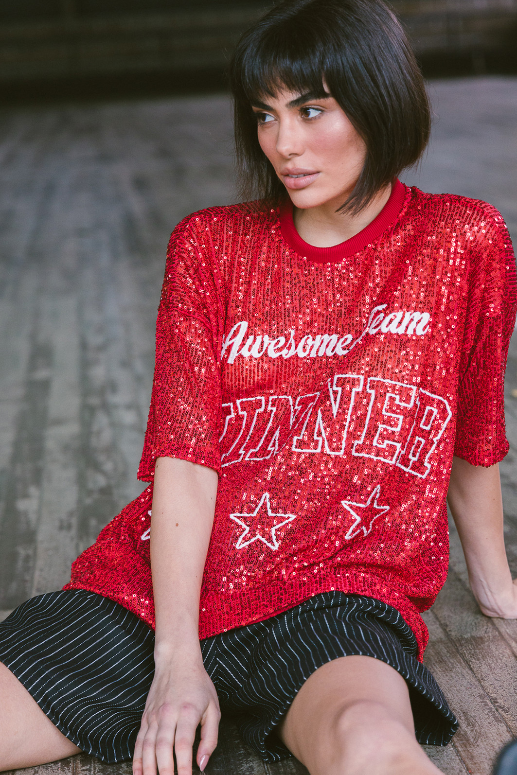CAMISETA T-SHIRT OVERSIZED DE PAETÊ VERMELHO WINNER CAMISETA T-SHIRT OVERSIZED DE PAETÊ VERMELHO WINNER