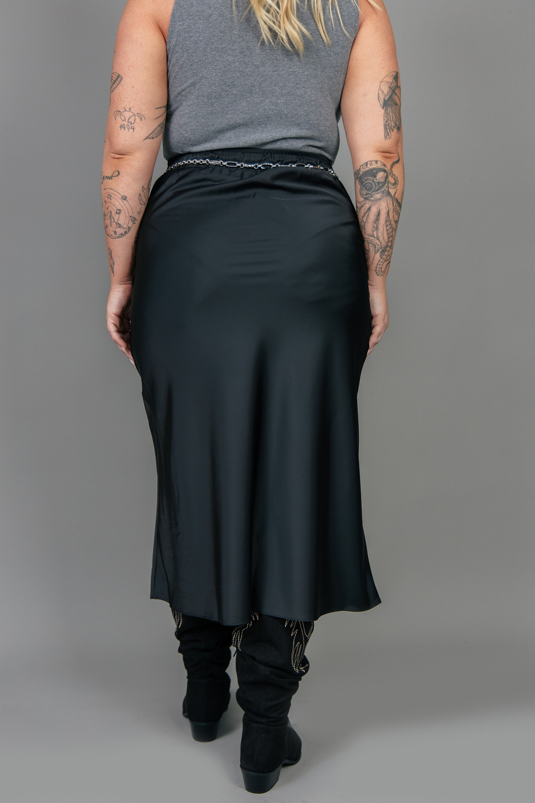 SAIA MIDI DE CETIM SEM FORRO PRETA SAIA MIDI DE CETIM SEM FORRO PRETA