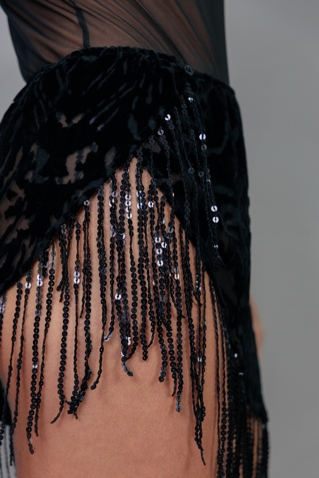 SAIA LENÇO DE TULE TRANSPARENTE COM FRANJAS DE PAETÊ SAIA LENÇO DE TULE TRANSPARENTE COM FRANJAS DE PAETÊ