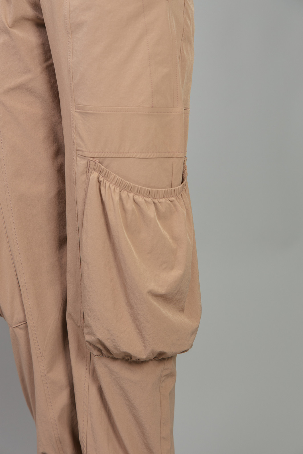 CALÇA BALLOON DE TECIDO COM BOLSOS CAQUI