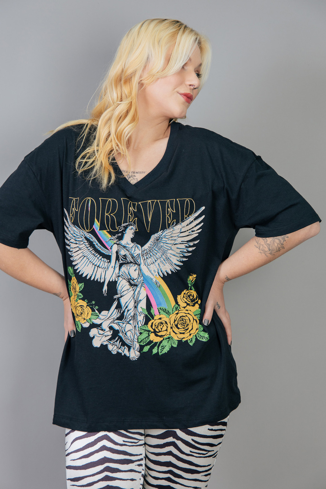 CAMISETA DECOTE V VINTAGE PRETA FOREVER