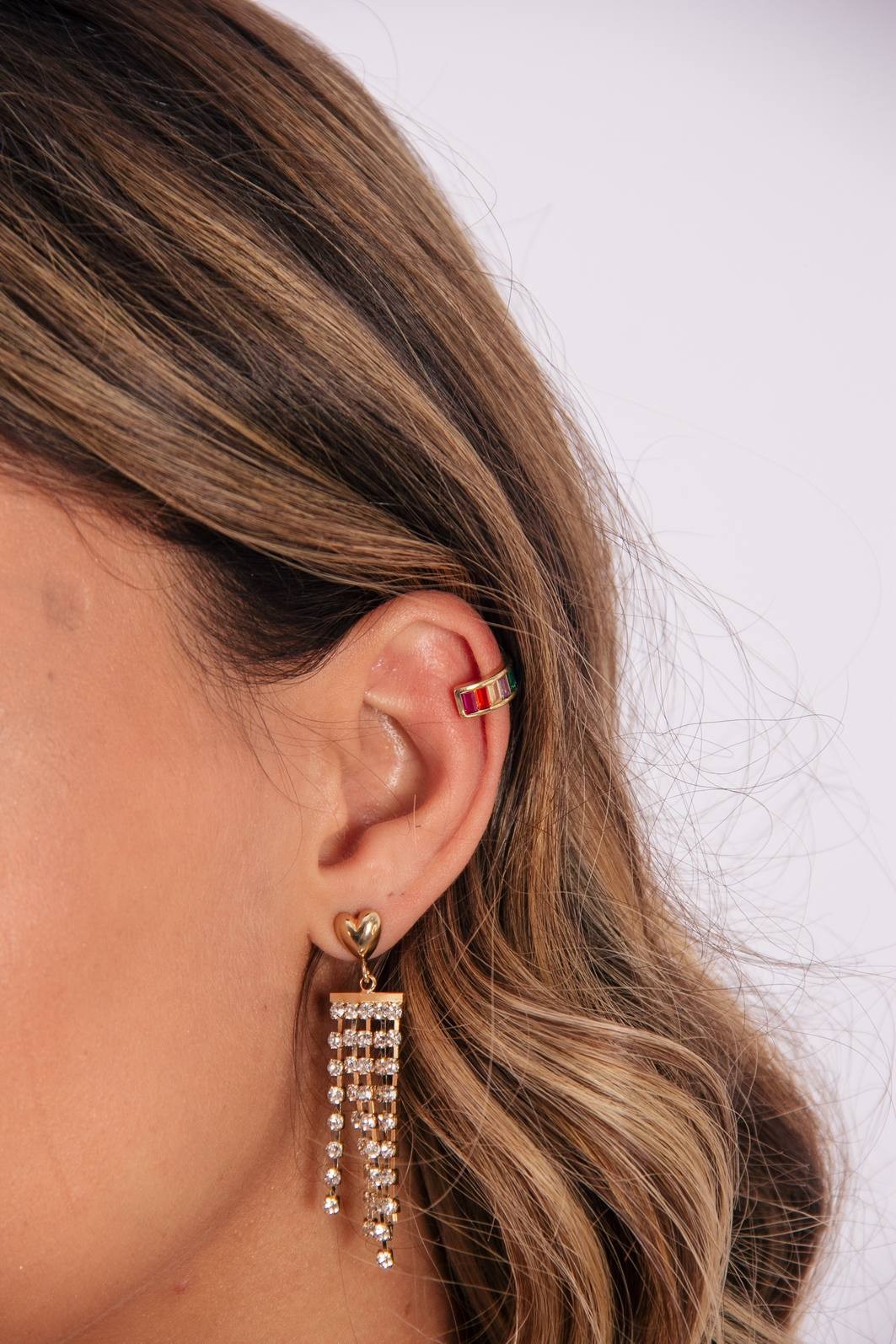 BRINCO DOURADO CORAÇÃO COM FRANJAS