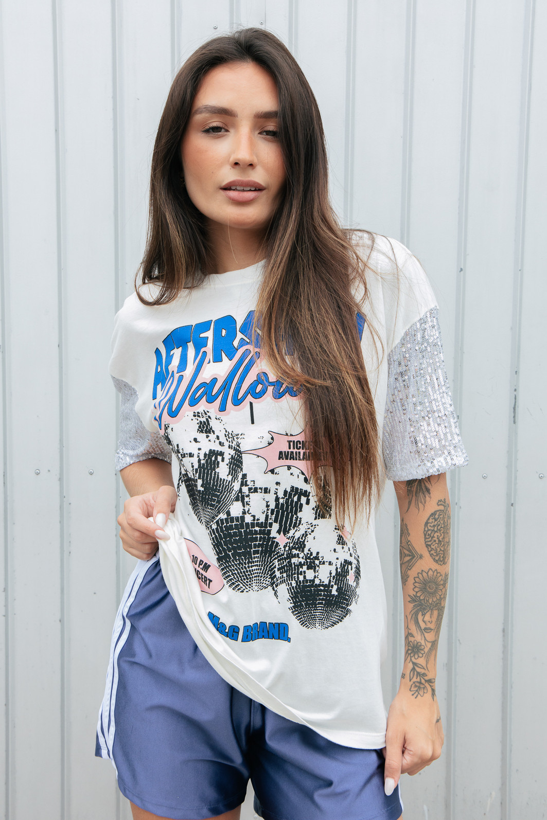 CAMISETA T-SHIRT VINTAGE OFF COM MANGAS DE PAETÊ PRATA CAMISETA T-SHIRT VINTAGE OFF COM MANGAS DE PAETÊ PRATA