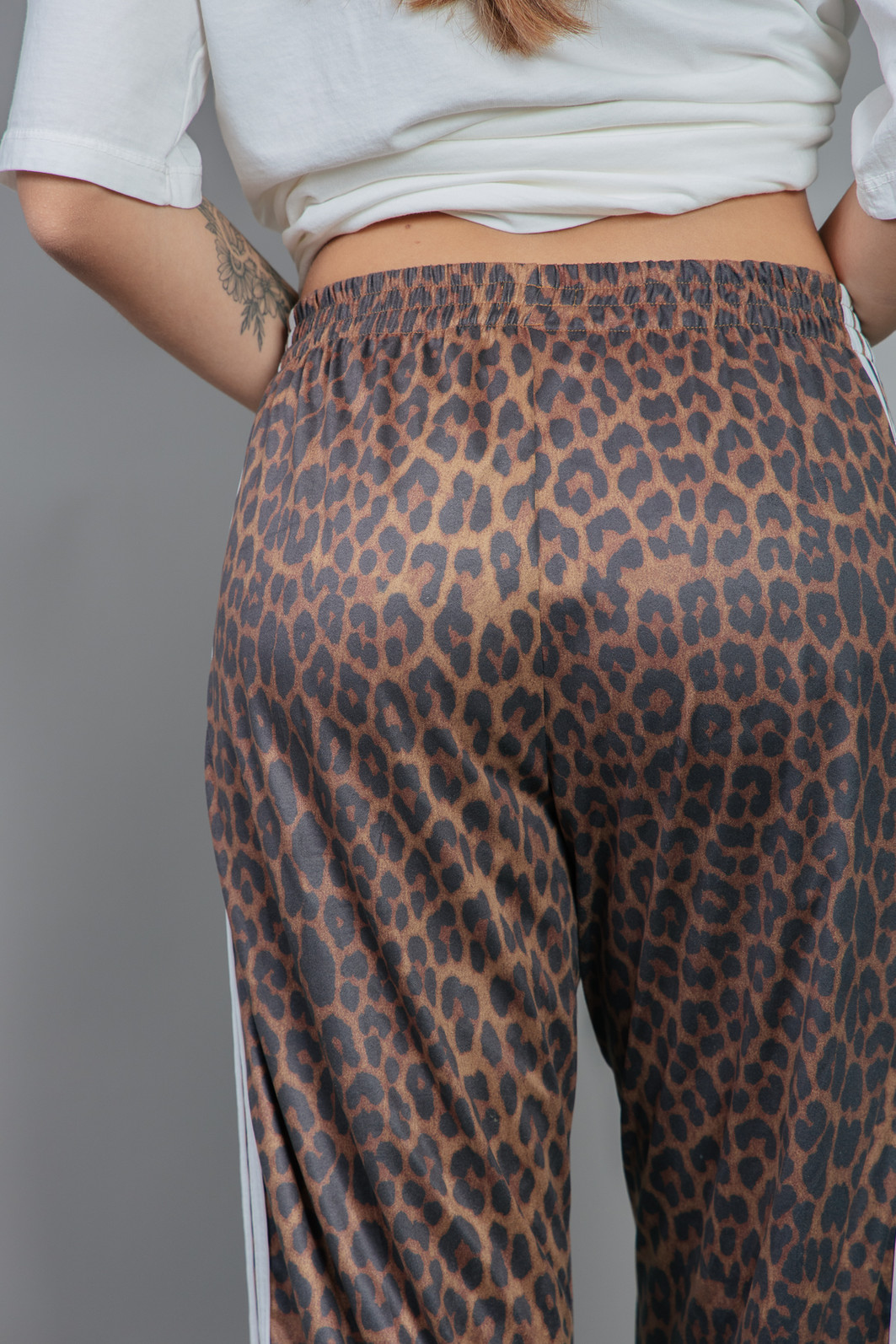 CALÇA ESPORTIVA DE ONCINHA COM LISTRAS