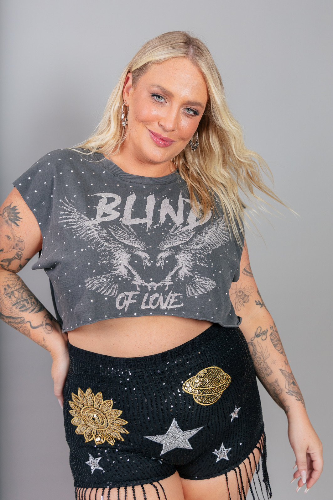 SHORT HOT PANT DE PAETÊS COM FRANJAS