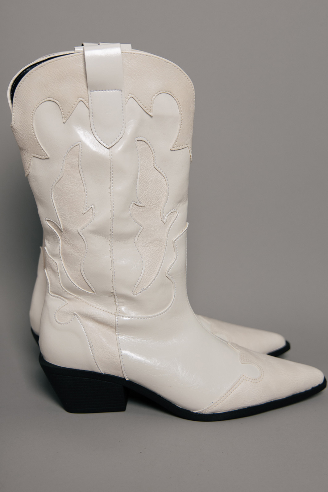 BOTA WESTERN COM BORDADO OFF WHITE BOTA WESTERN COM BORDADO OFF WHITE