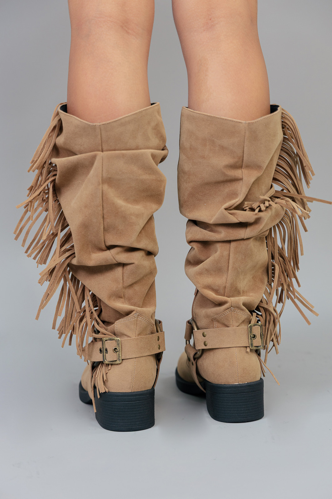 BOTA EM CAMURÇA MARROM COM FRANJAS BOTA EM CAMURÇA MARROM COM FRANJAS