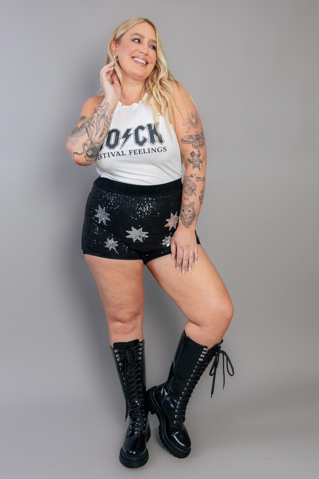SHORT HOT PANT PAETÊ PRETO COM BORDADO DE ESTRELAS PRATA