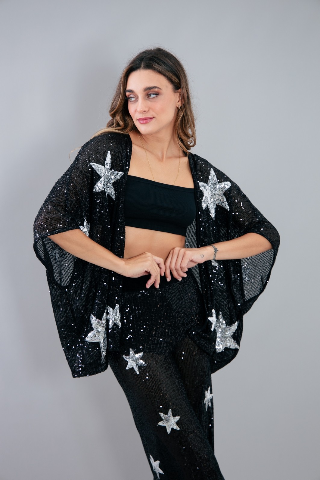 KIMONO DE PAETÊ PRETO COM BORDADOS DE ESTRELA KIMONO DE PAETÊ PRETO COM BORDADOS DE ESTRELA