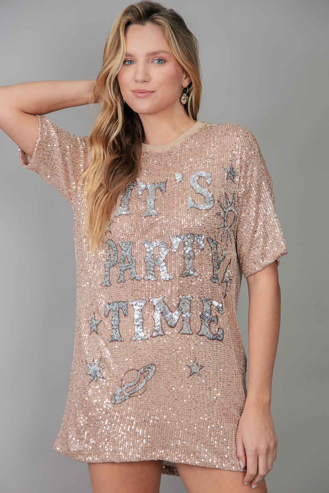 VESTIDO CAMISETÃO DE PAETÊS CHAMPAGNE COM BORDADO PARTY