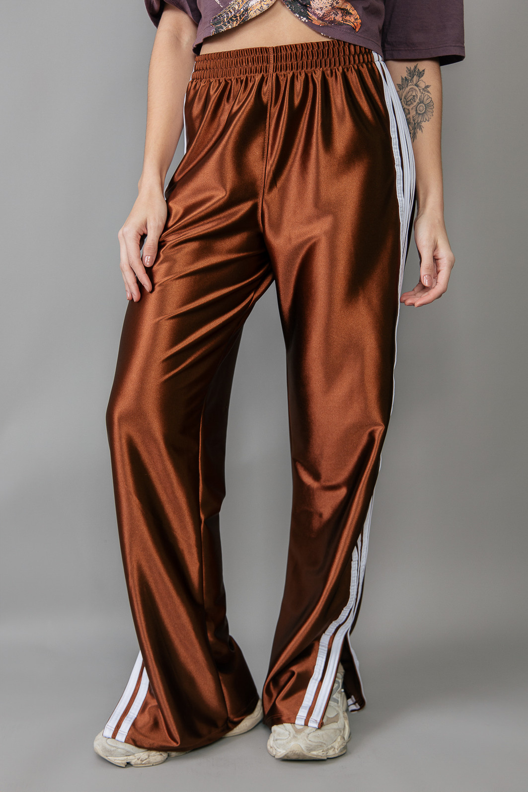 CALÇA SPORT MARROM COM LISTRAS CALÇA SPORT MARROM COM LISTRAS