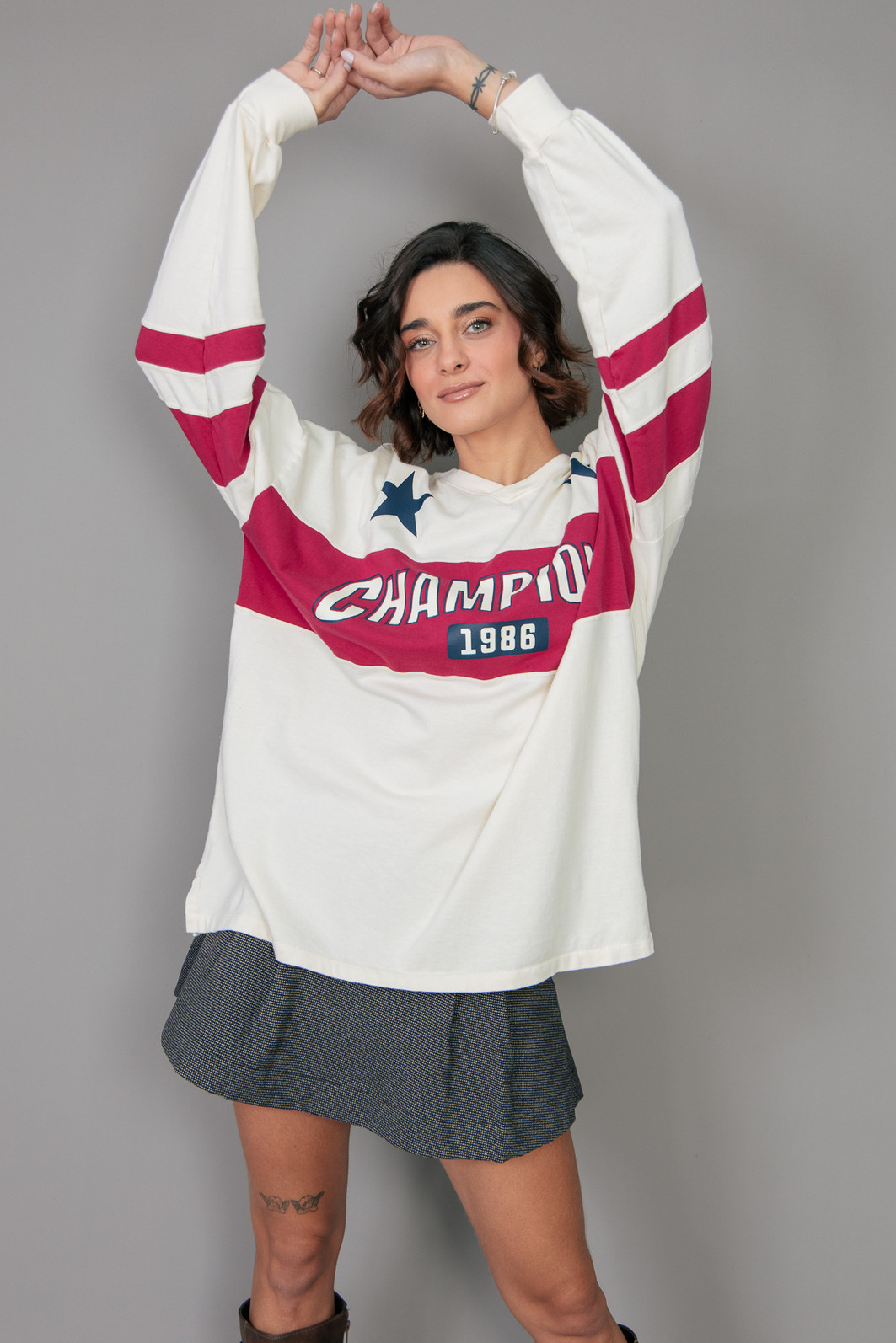 BLUSA MANGA LONGA DE MALHA OFF WHITE COM LISTRAS CHAMPIONS BLUSA MANGA LONGA DE MALHA OFF WHITE COM LISTRAS CHAMPIONS