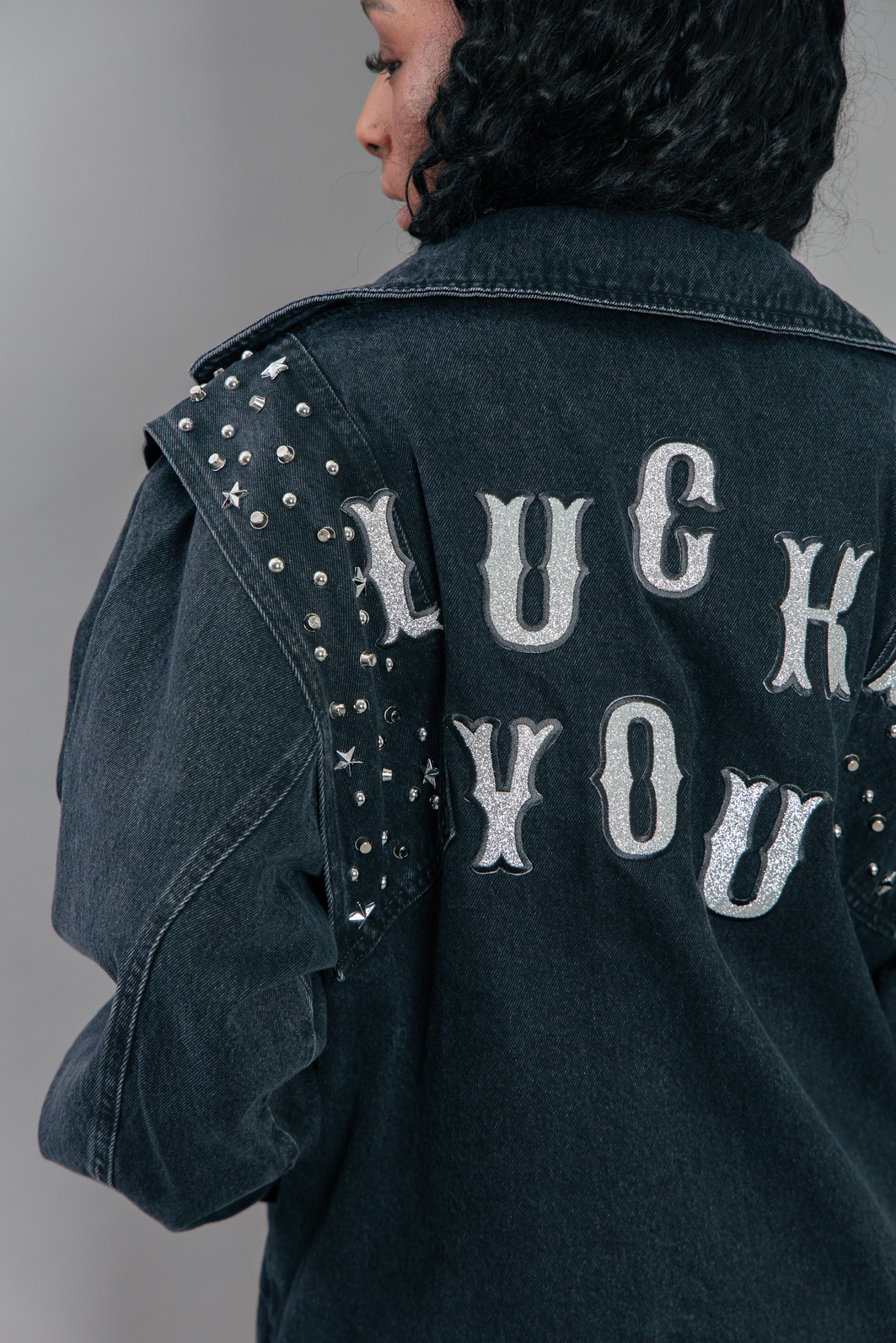 JAQUETA PRETA OVERSIZED 80S COM APLIQUES JAQUETA PRETA OVERSIZED 80S COM APLIQUES