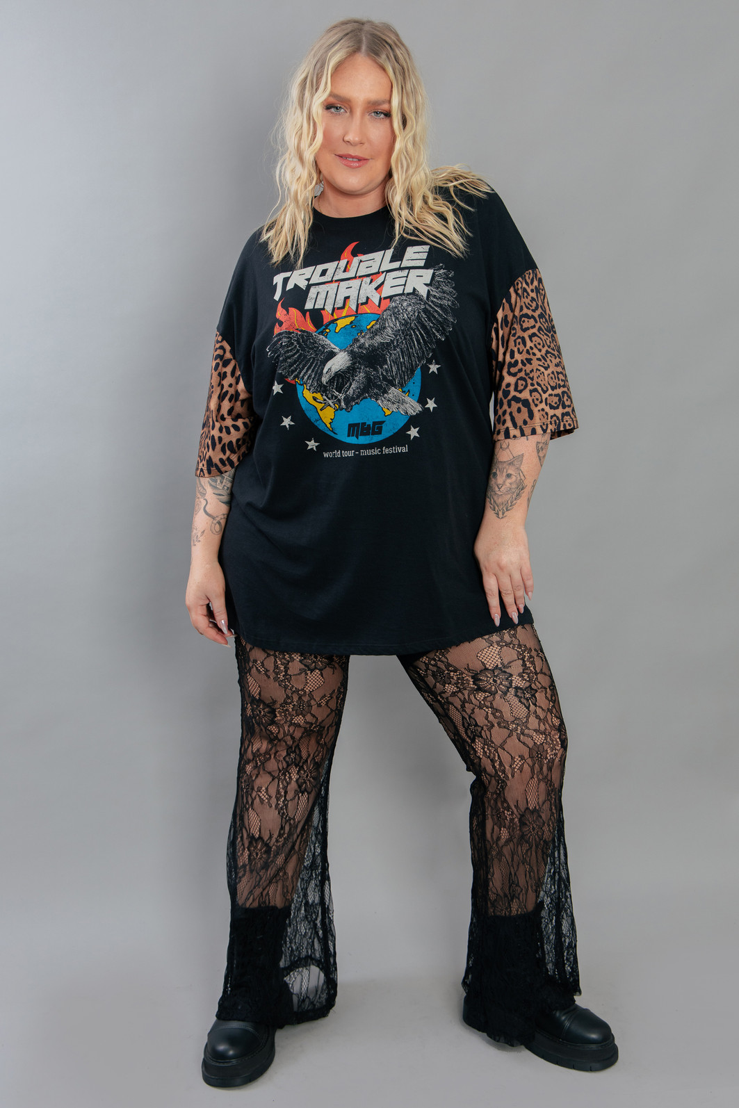 CAMISETA T-SHIRT VINTAGE PRETA COM MANGAS ONCINHA CAMISETA T-SHIRT VINTAGE PRETA COM MANGAS ONCINHA