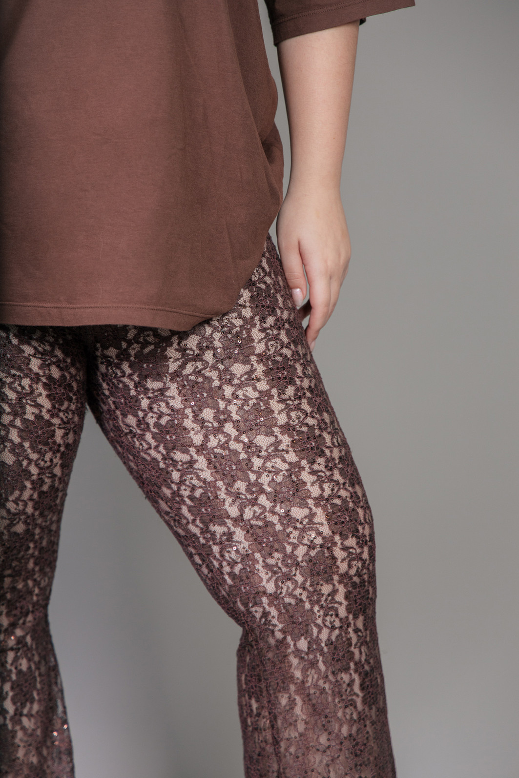 CALÇA DE RENDA TRANSPARENTE COM PAETÊ MARROM CALÇA DE RENDA TRANSPARENTE COM PAETÊ MARROM