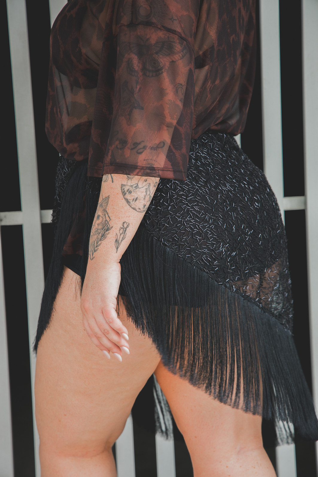 SAIA LENÇO DE CREPE BORDADO COM CANUTILHOS E FRANJAS PRETO SAIA LENÇO DE CREPE BORDADO COM CANUTILHOS E FRANJAS PRETO