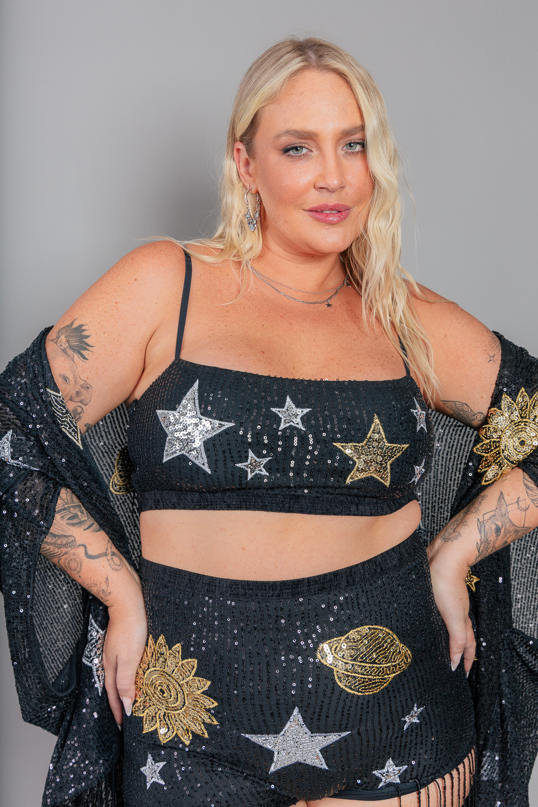 TOP RETO DE PAETÊS PRETO BORDADO