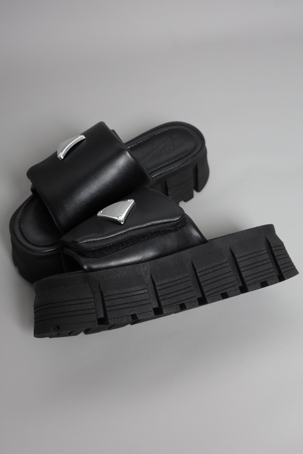 TAMANCO DE PLATAFORMA PRETO COM VELCRO