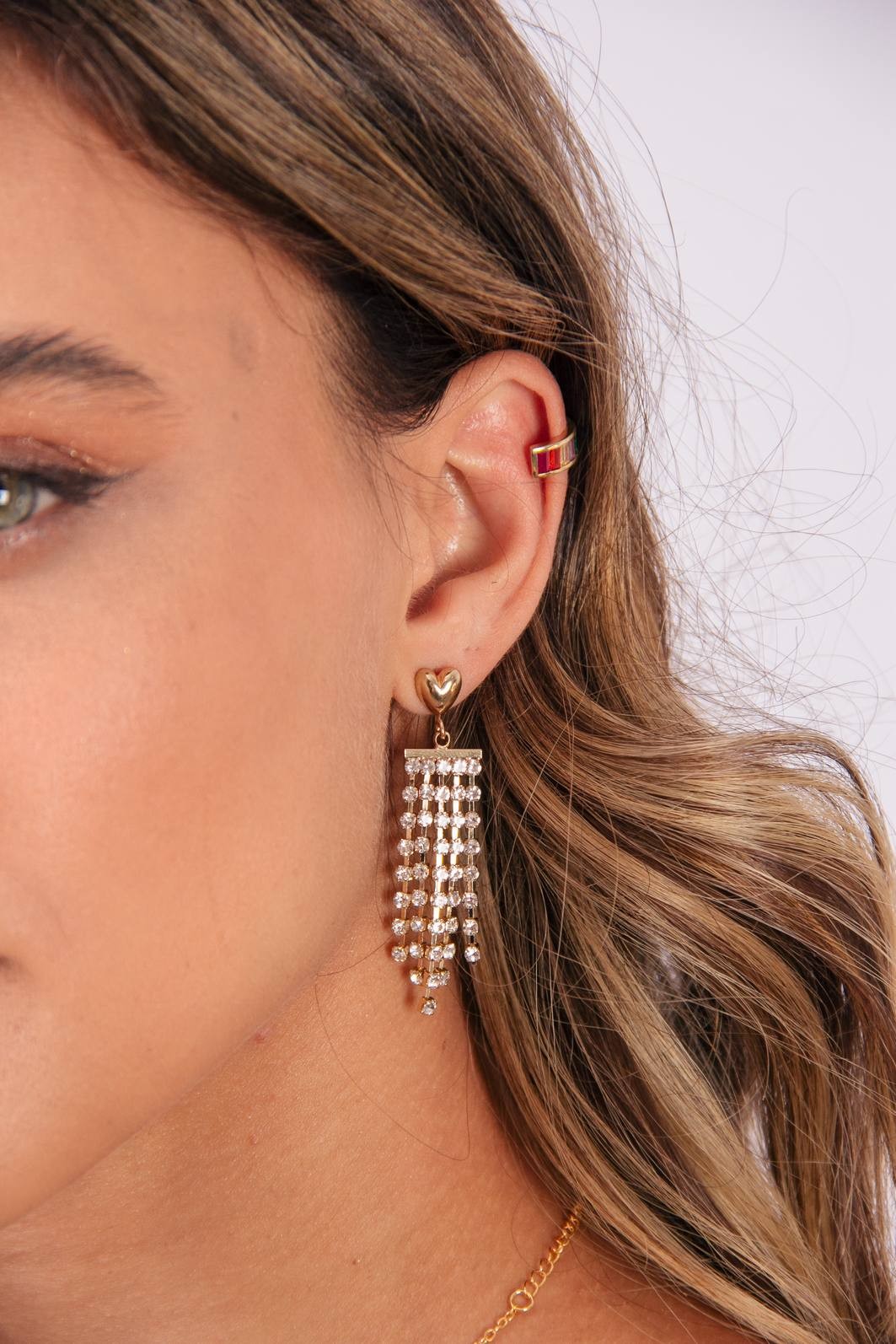 BRINCO DOURADO CORAÇÃO COM FRANJAS