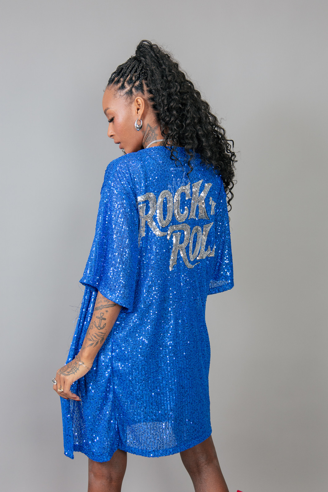 KIMONO COMPRIDO EM PAETÊ AZUL BORDADO PARTY ON KIMONO COMPRIDO EM PAETÊ AZUL BORDADO PARTY ON