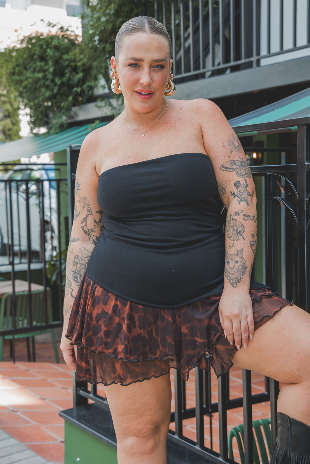 TOP SEM ALÇAS ASSIMÉTRICO COM ABERTURA PRETO TOP SEM ALÇAS ASSIMÉTRICO COM ABERTURA PRETO