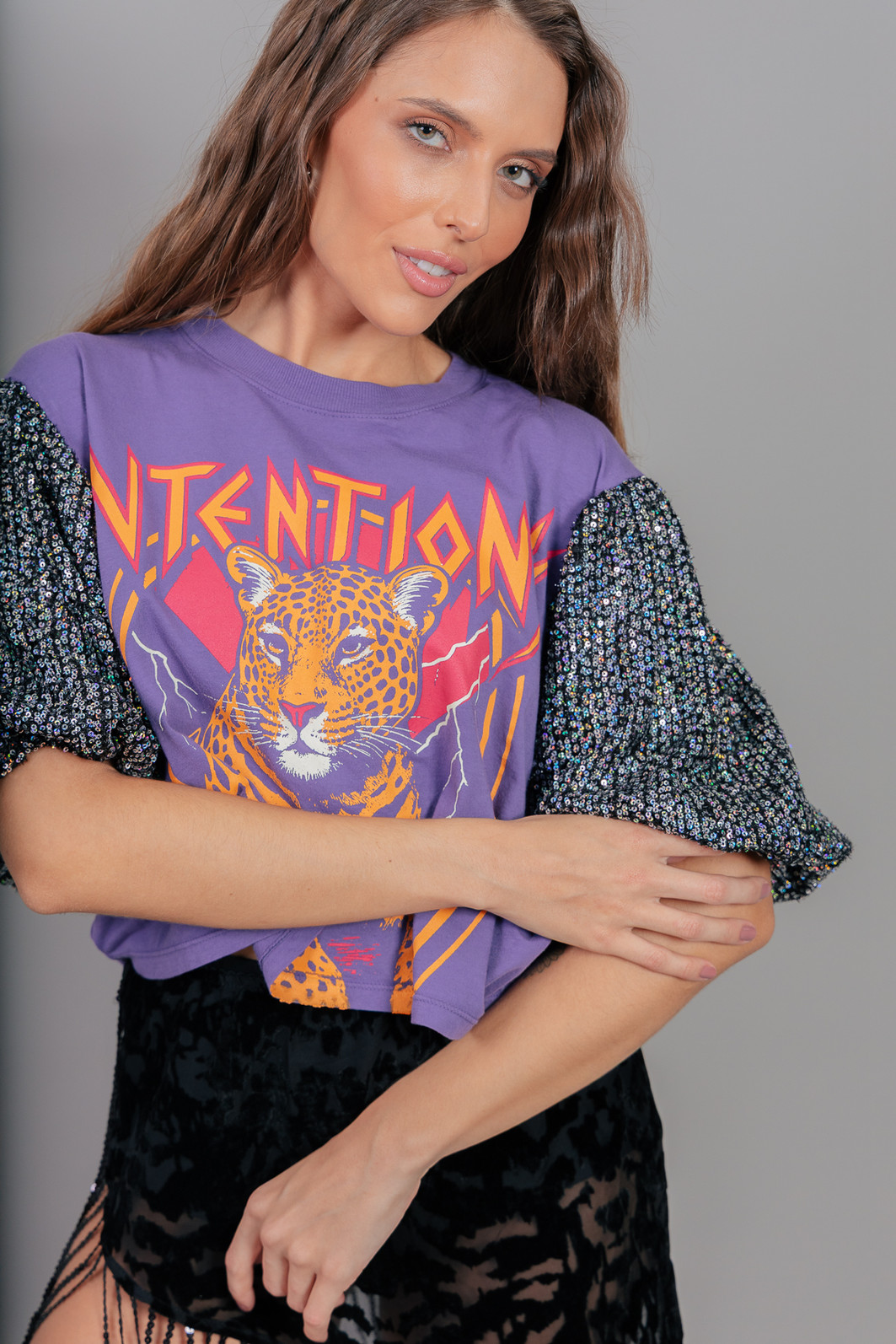 CAMISETA CROPPED ROXA COM MANGAS BUFANTES DE PAETÊ INTENTIONS CAMISETA CROPPED ROXA COM MANGAS BUFANTES DE PAETÊ INTENTIONS