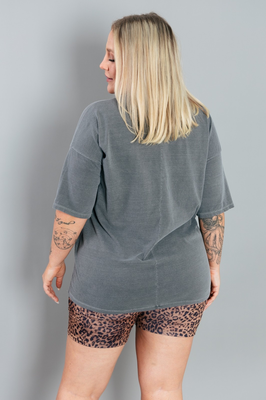 CAMISETA T-SHIRT OVERSIZED CINZA NEVER FORGET CAMISETA T-SHIRT OVERSIZED CINZA NEVER FORGET