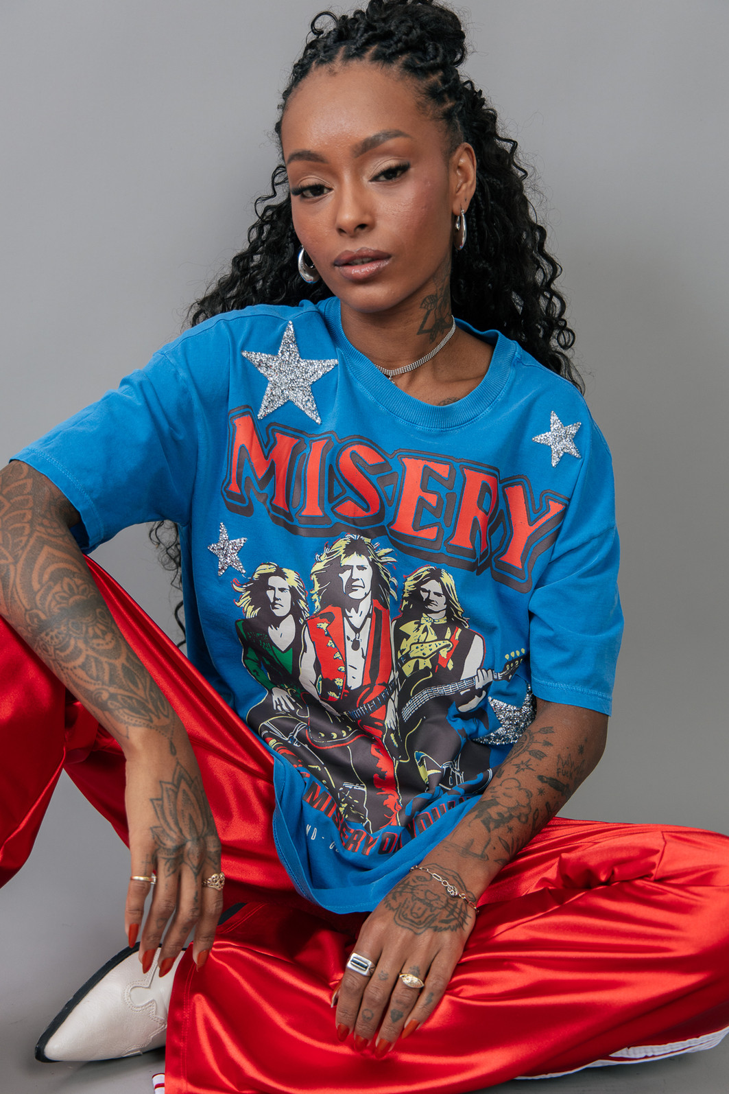 T-SHIRT VINTAGE AZUL MISERY COM APLIQUE DE ESTRELAS