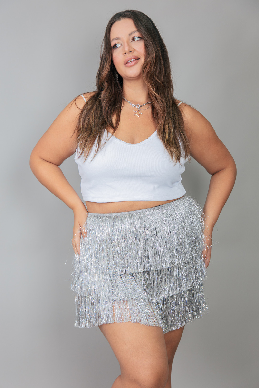 SHORT SAIA COM FRANJAS CINZA COM PRATA