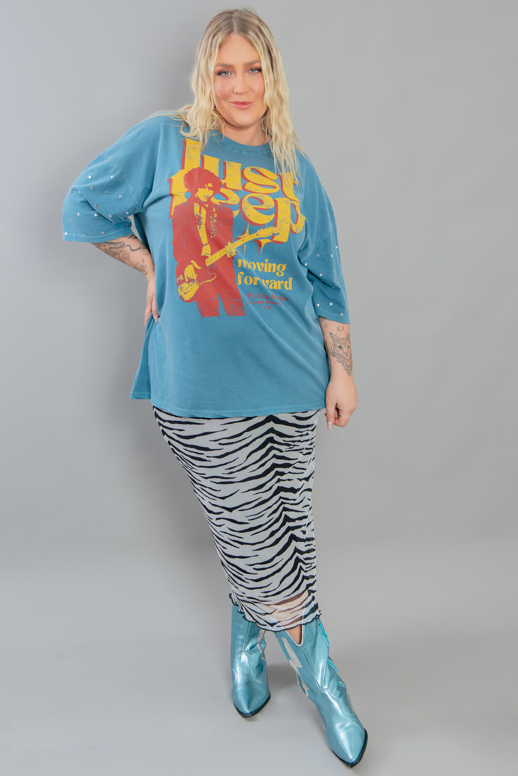 CAMISETA T-SHIRT VINTAGE AZUL COM TACHAS NA MANGA JUST KEEP CAMISETA T-SHIRT VINTAGE AZUL COM TACHAS NA MANGA JUST KEEP