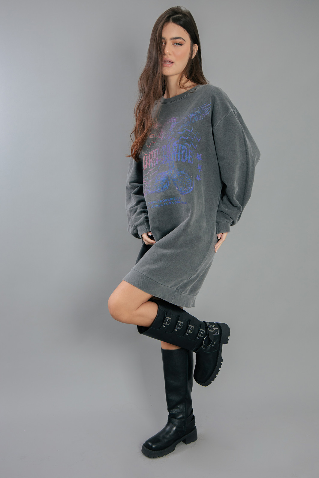 VESTIDO DE MOLETOM CHUMBO BORN TO RIDE VESTIDO DE MOLETOM CHUMBO BORN TO RIDE