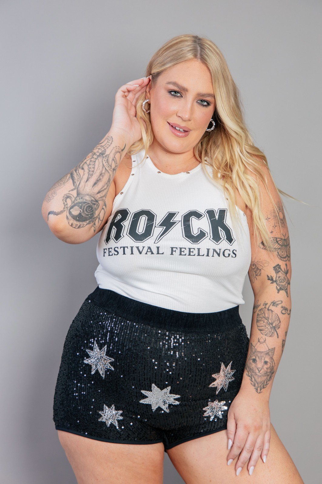 SHORT HOT PANT PAETÊ PRETO COM BORDADO DE ESTRELAS PRATA