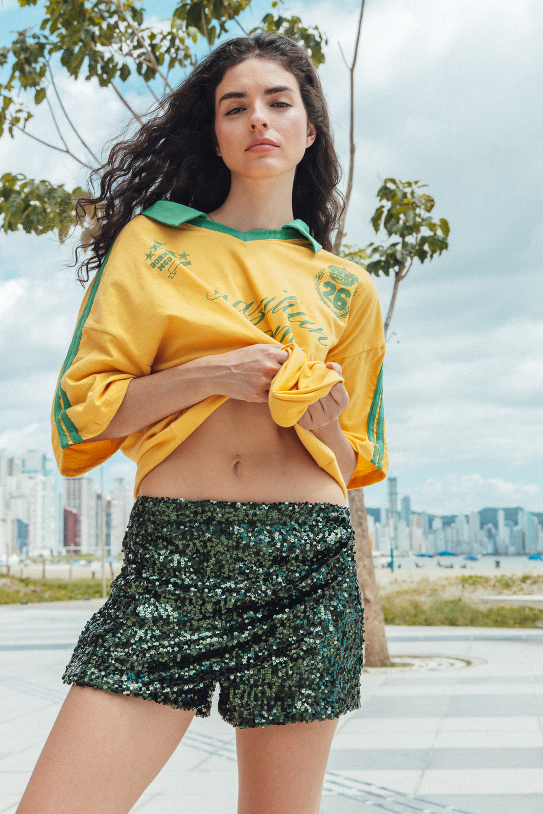 SHORT SAIA COM TRANSPASSE FRANZIDO EM PAETÊ VERDE