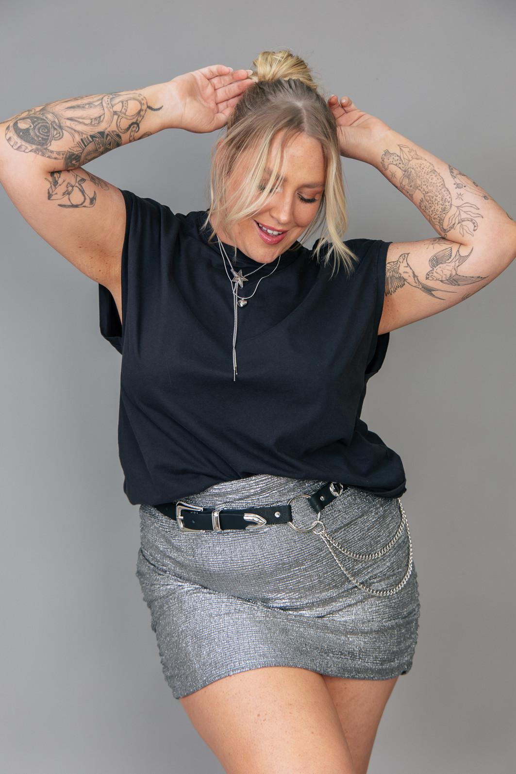 SAIA TECIDO METALIZADO PRATA COM FRANZIDO NAS LATERAIS SAIA TECIDO METALIZADO PRATA COM FRANZIDO NAS LATERAIS